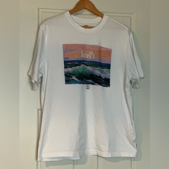 Levi's t-shirt with chest scenic placement print in white Size Large - Picture 1 of 5